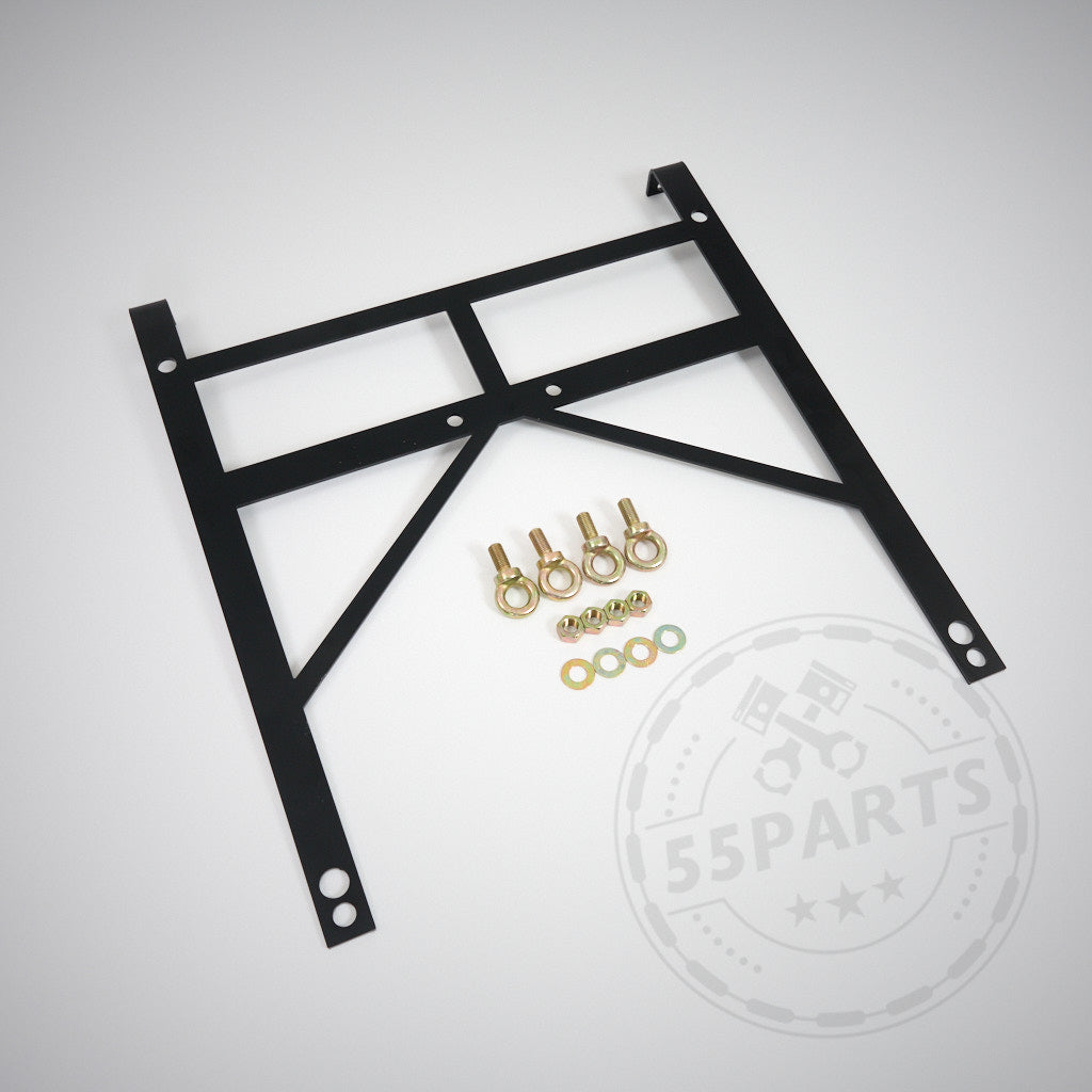 Der 55Parts Exclusive Gurtadapter für 6 Punkt Gurte, Renngurte passend für Toyota GR Yaris beinhaltet eine schwarze Metallhalterung mit Schrauben, Unterlegscheiben und Ringschrauben – ideal für die sichere Installation des Gurtes.