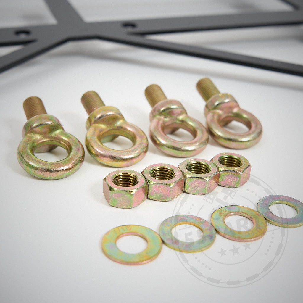 Vier Ringschrauben, Muttern und Unterlegscheiben aus Metall aus dem 55Parts Gurtadapter-Set für 6-Punkt-Renngurte, kompatibel mit Toyota GR Yaris – ideal zur sicheren Befestigung von Renngurten. Marke: 55Parts.