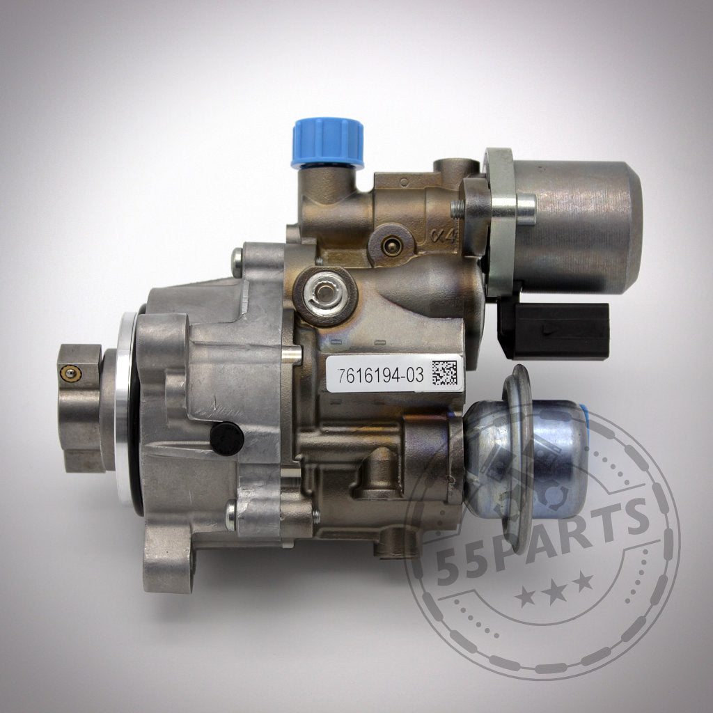 Die 55Parts HDP Hochdruckpumpe passend für BMW 135i, 1er M Coupé, 335i(x), 130i(x), 330i(x), N53, N54 verfügt über blaue und silberne Teile und wird in einer Seitenansicht vor einem schlichten Hintergrund gezeigt.