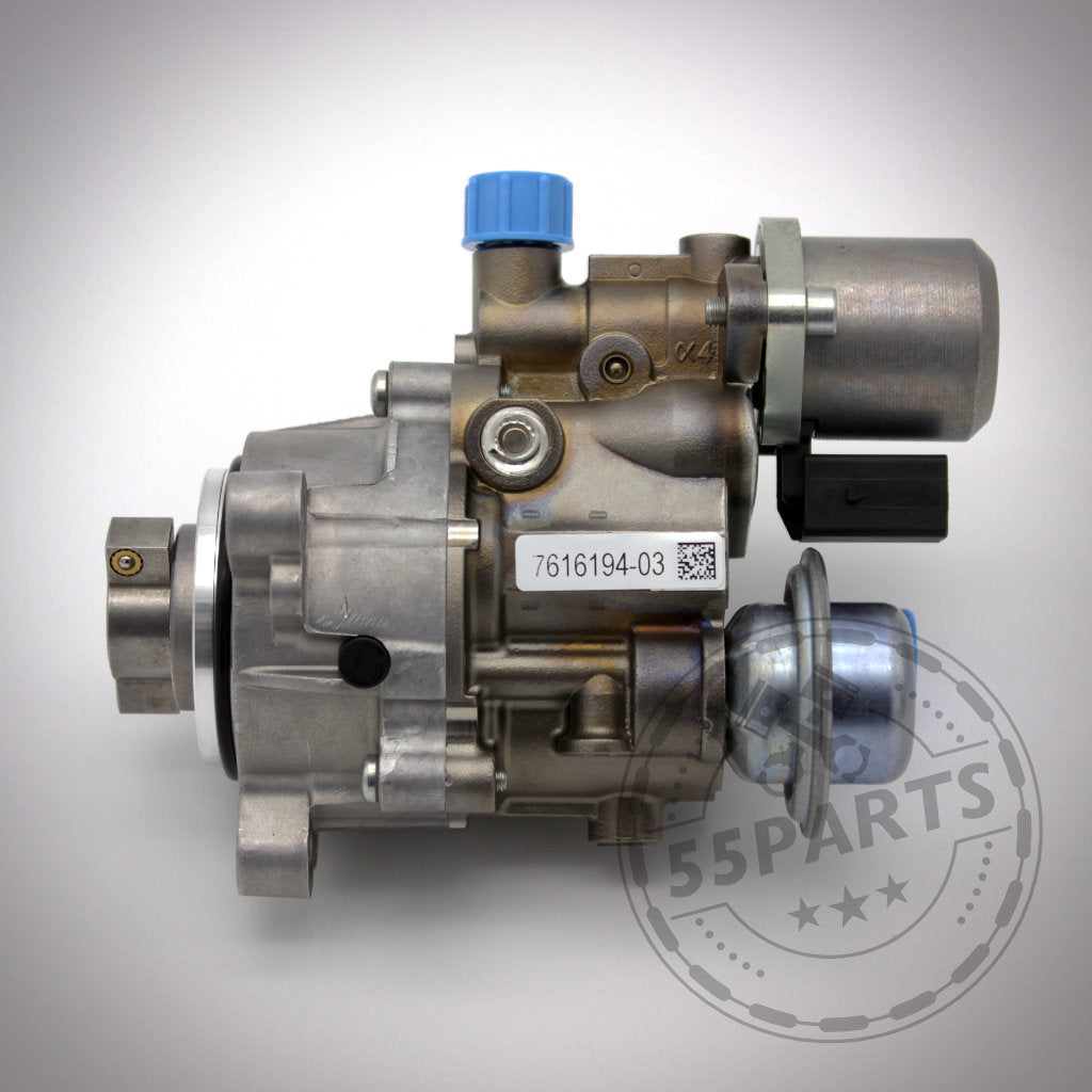 Die 55Parts HDP Hochdruckpumpe passend für BMW 135i, 1er M Coupé, 335i(x), 130i(x), 330i(x), N53 und N54 wird mit blauer Kappe und aufgeklebtem Etikett auf weißem Hintergrund abgebildet.