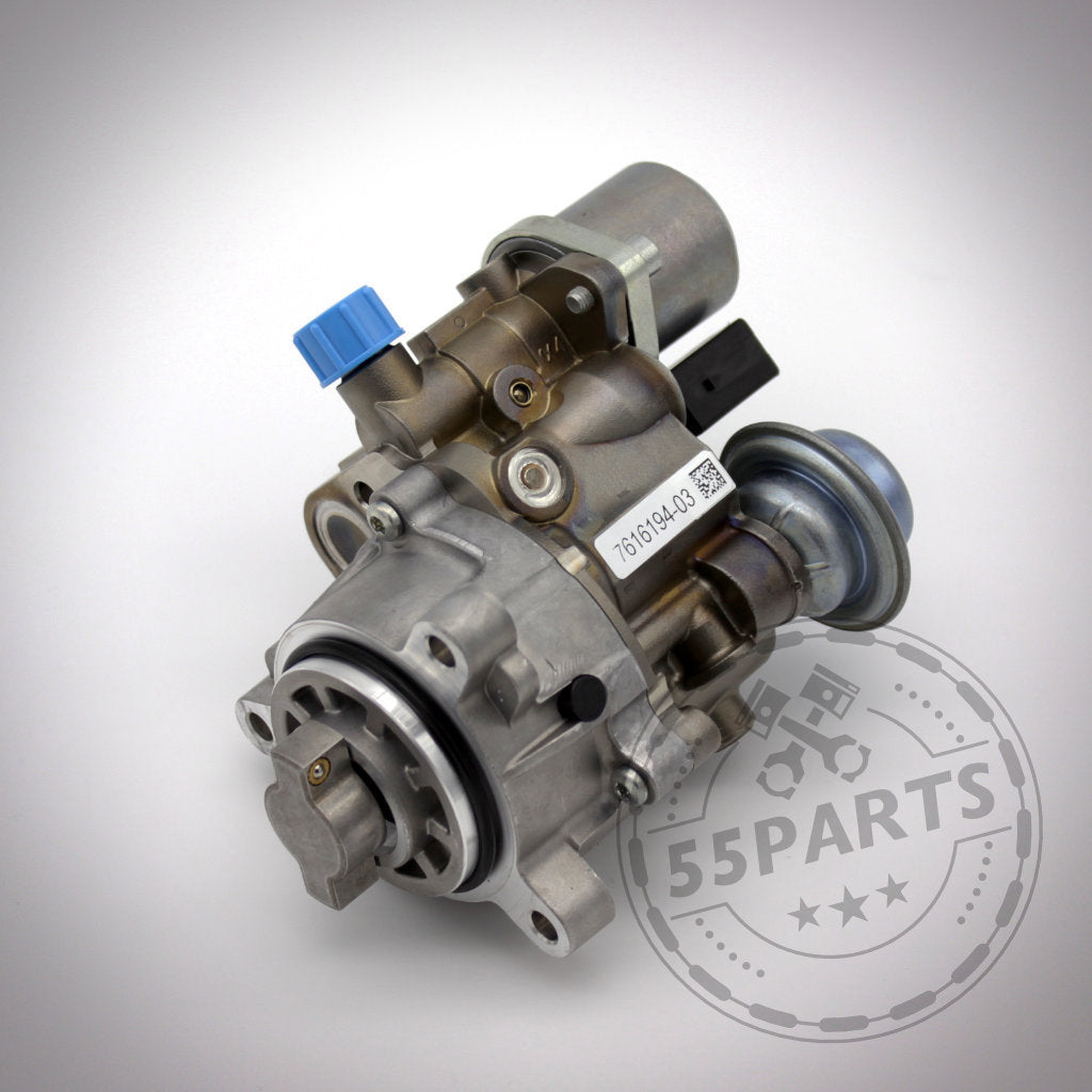 55Parts HDP Hochdruckpumpe, passend für BMW 135i, 1er M Coupe, 335i(x), 130i(x), 330i(x), N53 und N54 Motoren, mit robusten Metallteilen und blauem Deckel auf weißem Hintergrund. Inklusive 55Parts Logo.