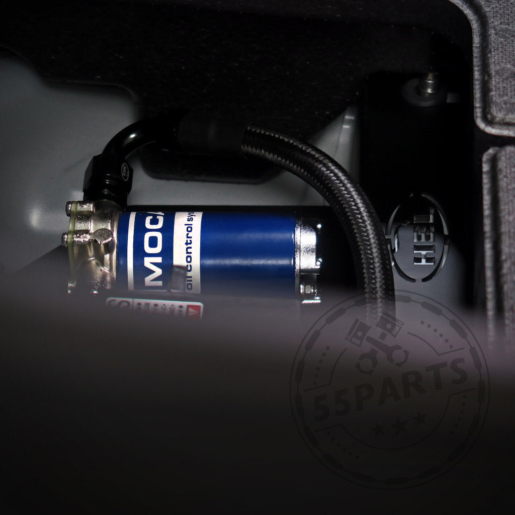 Nahaufnahme einer blauen HEL Performance-Komponente mit der Bezeichnung „MOCH“ mit Kabeln und Klemmen aus dem 55Parts Special Plug and Play Differential Cooling Kit für den GR Yaris.