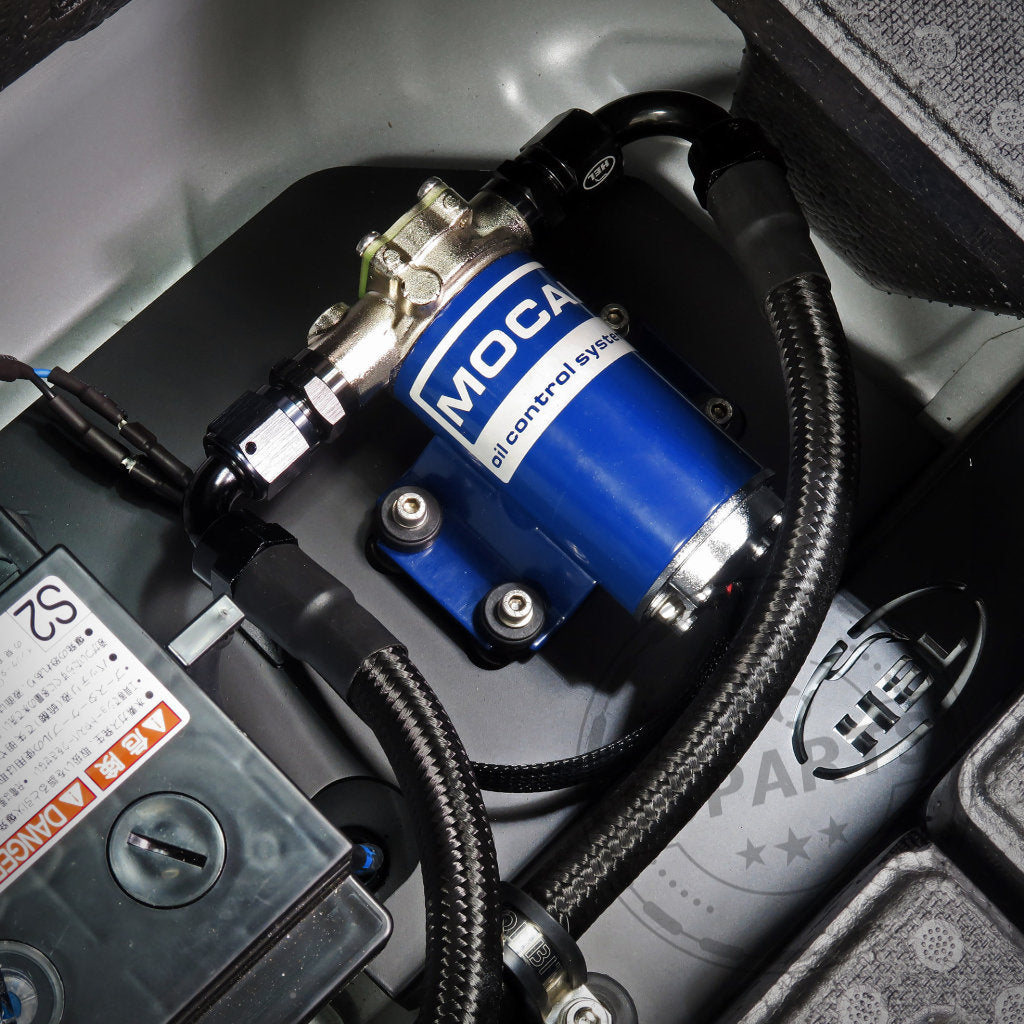 Nahaufnahme des HEL Performance Plug and Play Differential-Kühlungskits Hinterachse, eingebaut im Motorraum eines Toyota GR Yaris.