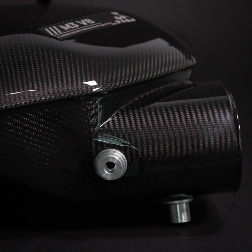 Nahaufnahme des 55Parts-Specials: Haimus Racing Carbon-Luftsammler passend für BMW E9x M3, der seine glänzende Carbonfaseroberfläche vor einem dunklen Hintergrund zur Schau stellt.