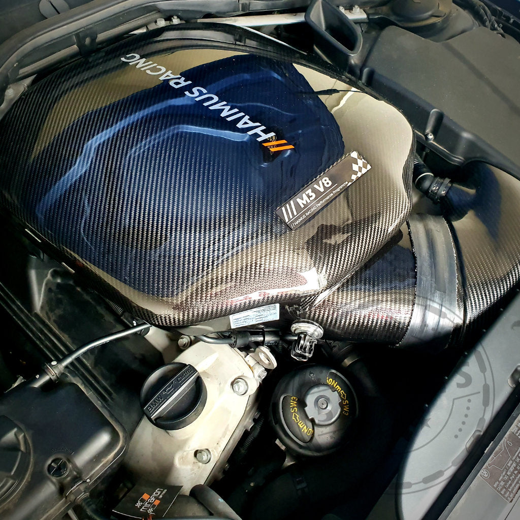 Nahaufnahme des 55Parts-Specials: Haimus Racing Carbon-Luftsammler passend für BMW E9x M3, mit M5 V8- und S65 V8-Beschriftung im Motorraum.