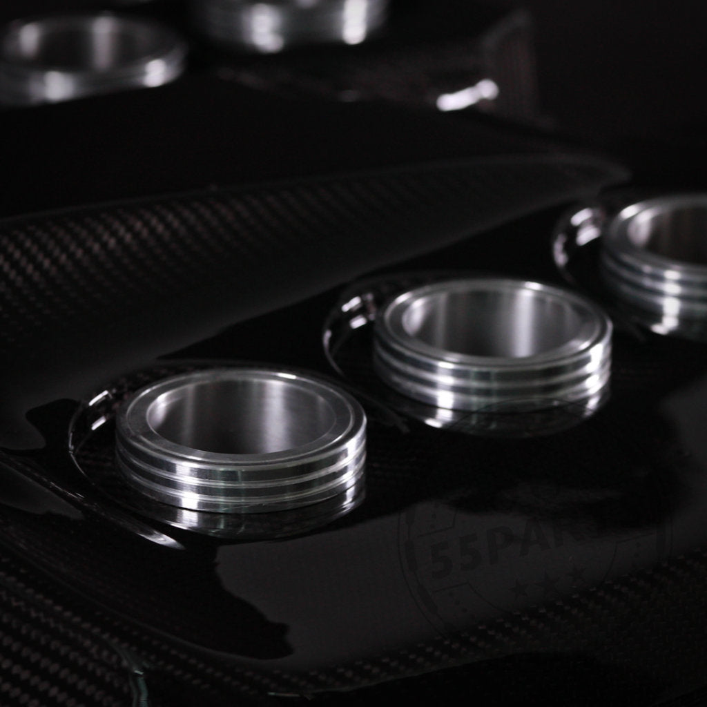 Nahaufnahme von drei metallischen Gewindelöchern im glänzend schwarzen 55Parts-Special: Haimus Racing Carbon-Luftsammler, entworfen für den BMW E9x M3.