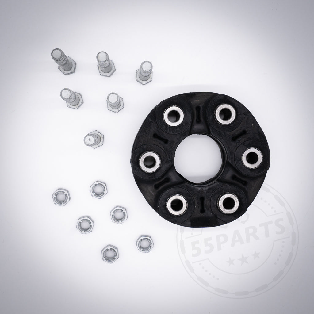 Die 55Parts Hardyscheibe inkl. Einbaumaterial, passend für BMW 135i, 1er M Coupé, 335i N54/N55, mit Metallbuchsen sowie Befestigungsbolzen und Muttern auf weißem Hintergrund.