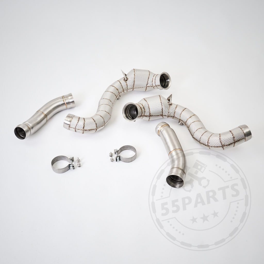 Vier 55Parts High Flow 3,5" Downpipes (Katlos/200 Zeller) aus Metall für Mercedes Benz AMG C63(S) W205 M177 mit Wärmehülle und zwei Paar Klemmen, auf weißem Hintergrund dargestellt.