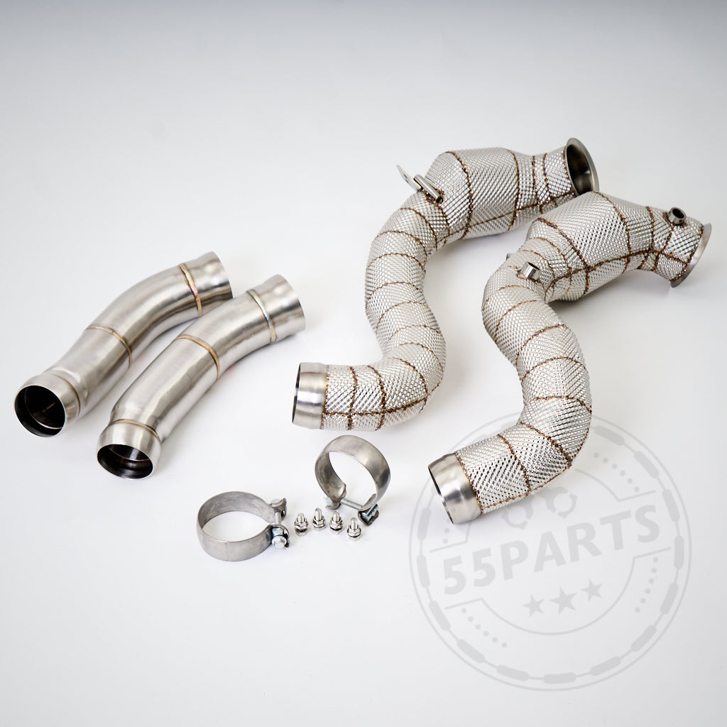 Vier High Flow 3,5" Downpipes (Katlos/mit 200 Zeller) für Mercedes AMG C63(S) W205 M177, komplett mit netzummantelten Rohren, zwei Klemmen und Schrauben auf weißem Hintergrund – perfekt für Performance-Setups.