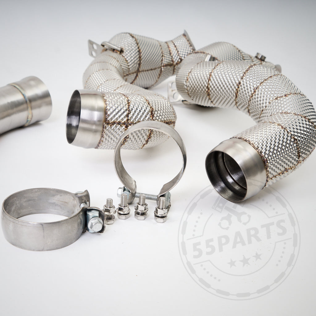 Drei 55Parts High Flow 3,5&quot; Downpipes (Katlos oder mit 200 Zeller) für Mercedes Benz AMG C63(S) W205 M177 mit Wärmehülle und zwei Metallklemmen, ideal für Abgassystem-Upgrades, auf weißem Hintergrund dargestellt.