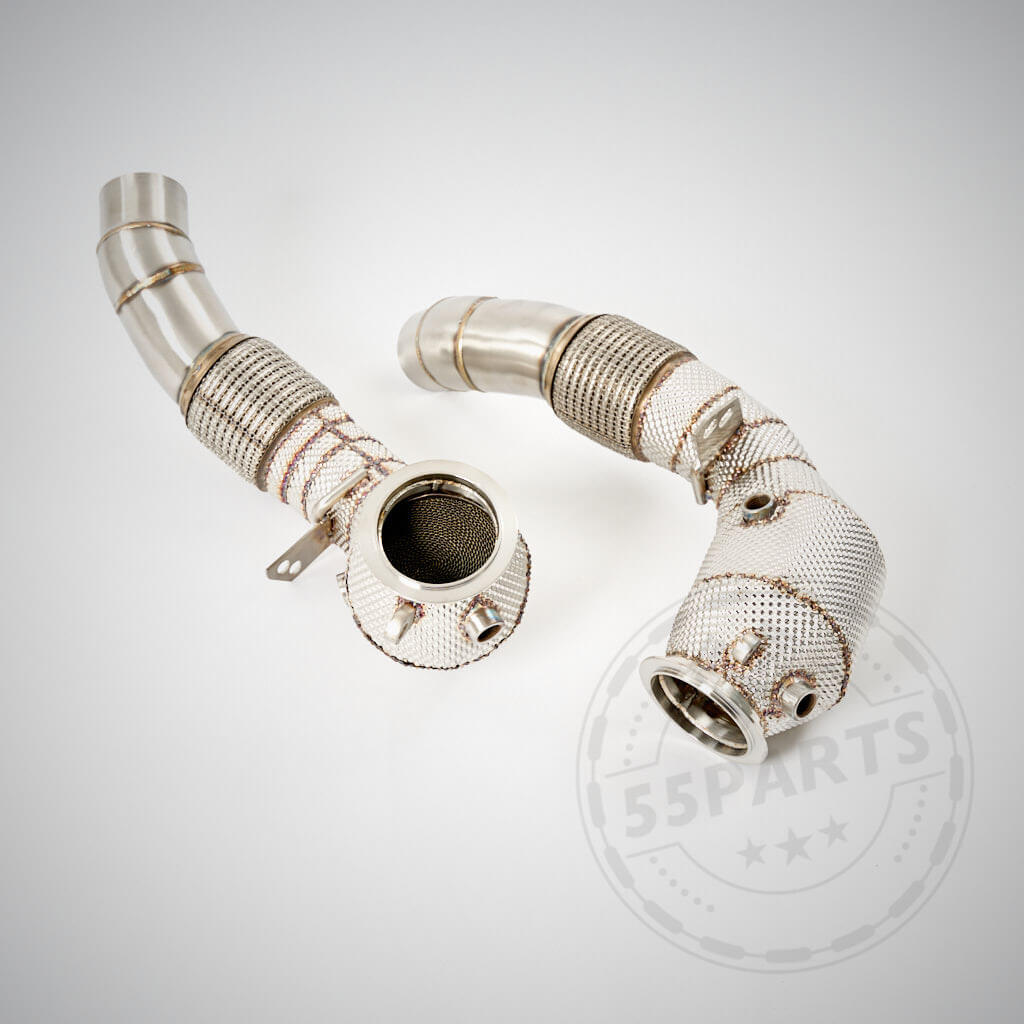 Zwei metallische, netzummantelte High Flow Downpipes Thermoisoliert mit 200 Zeller Katalysatoren passend für BMW M5/M6 (F10, F11, F12, F13 S63) werden auf einem hellen Hintergrund mit einem 55Parts-Wasserzeichen angezeigt.
