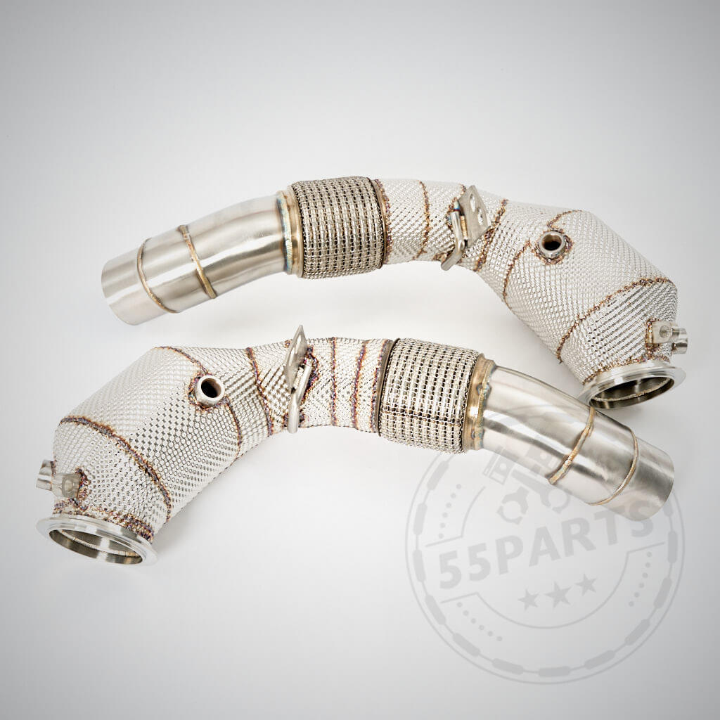 Zwei metallische, netzummantelte High Flow Downpipes Thermoisoliert mit 200 Zeller Katalysatoren passend für BMW M5/M6 (F10, F11, F12, F13 S63) werden auf einem hellen Hintergrund mit einem 55Parts-Wasserzeichen angezeigt.