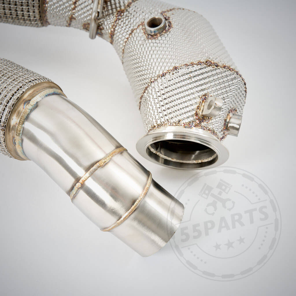 Nahaufnahme von zwei thermoisolierten 55Parts High Flow Downpipes mit 200 Zeller Katalysatoren, passend für BMW M5/M6 F10, F11, F12, F13 S63, mit Hitzeschutzgitter – ideal für jedes Performance- oder FBO-Setup.