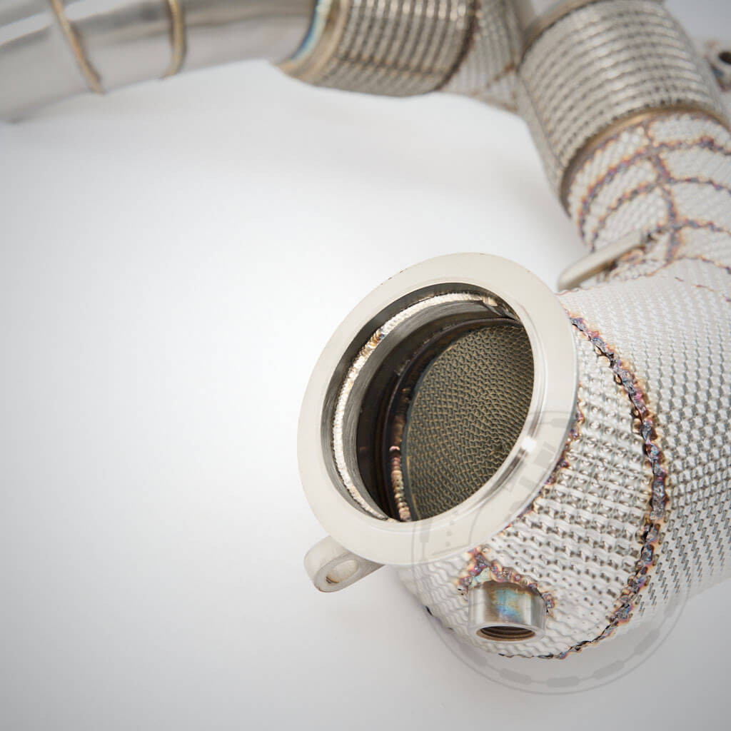 Nahaufnahme der 55Parts High Flow Downpipes thermoisoliert mit 200 Zeller Katalysatoren passend für BMW M5/M6 F10, F11, F12, F13 S63 – mit detaillierten Schweißnähten und Netzfilter, ideal für Hochleistungs-FBO-Setups.