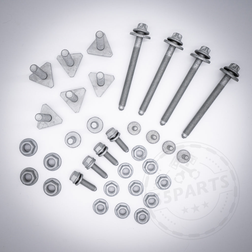 Verschiedene Metallschrauben, Muttern, Unterlegscheiben, Dreiecksplatten und ein 55Partss Einbauset Schraubenset Hinterachse passend für BMW 135i, 1er M Coupe, 335i(x) N54 u N55 E Serie sind ordentlich auf weißem Hintergrund angeordnet.