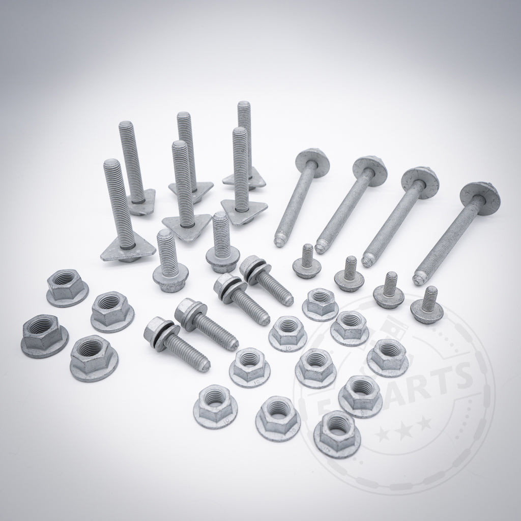 Verschiedene Metallschrauben, Muttern, Unterlegscheiben, Dreiecksplatten und ein 55Partss Einbauset Schraubenset Hinterachse passend für BMW 135i, 1er M Coupe, 335i(x) N54 u N55 E Serie sind ordentlich auf weißem Hintergrund angeordnet.