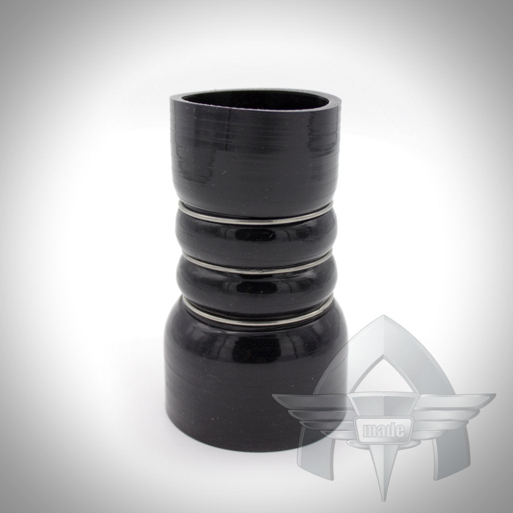 Das 55Parts-Exklusivangebot: ATmade Custom Silicone Hose Kit Ladeluftverrohrung verfügt über einen schwarzen, gebogenen Autoschlauch mit Metallanschluss und silbernem Logo, perfekt für FBO-Upgrades – von ATmade, abgebildet auf hellem Hintergrund.