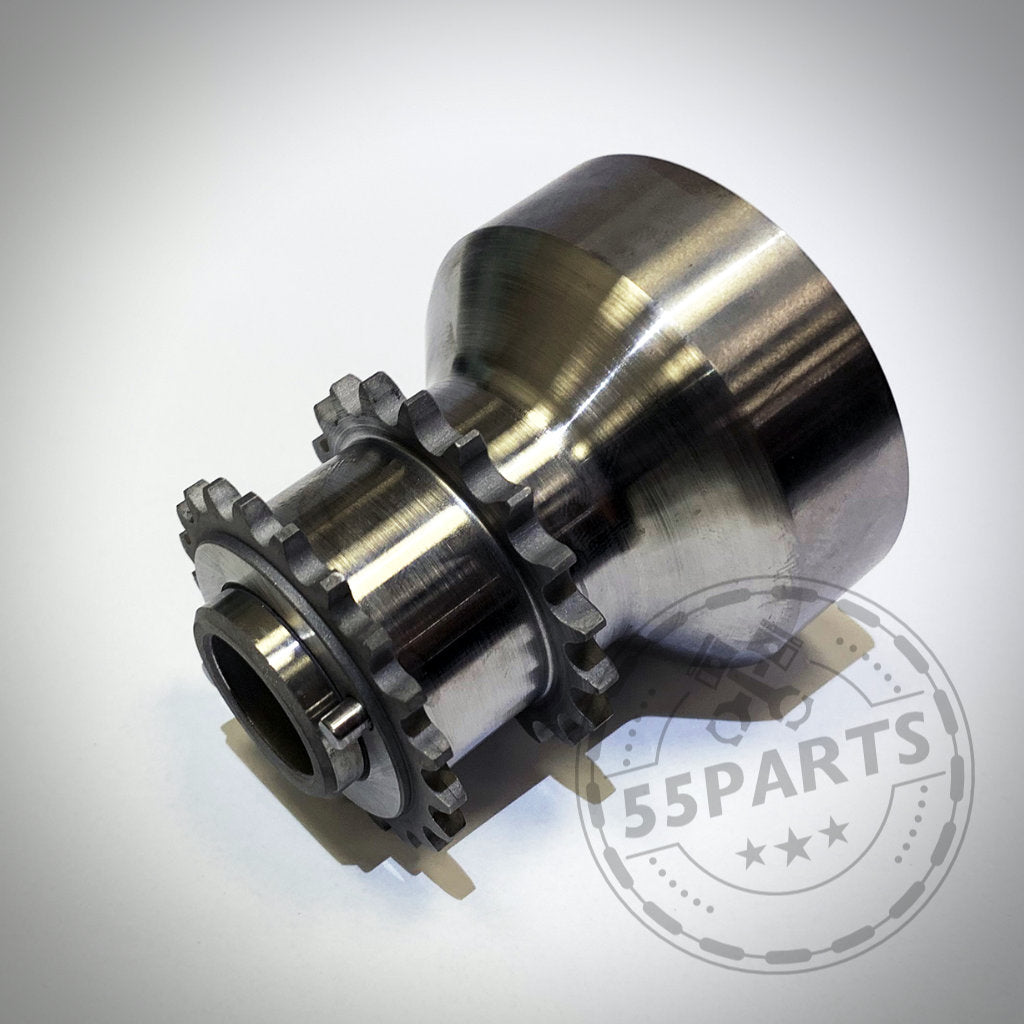 Glänzender Metallgetriebemechanismus mit zwei Kettenrädern auf Weiß, wie die 55Parts Exclusive Einteiliger Crank Hub Kurbelwellensicherung von Insane Performance passend für BMW M2 Competition, M3, M4 S55/N55/135i/335i/N54 – entwickelt für Spitzenleistung und Zuverlässigkeit.