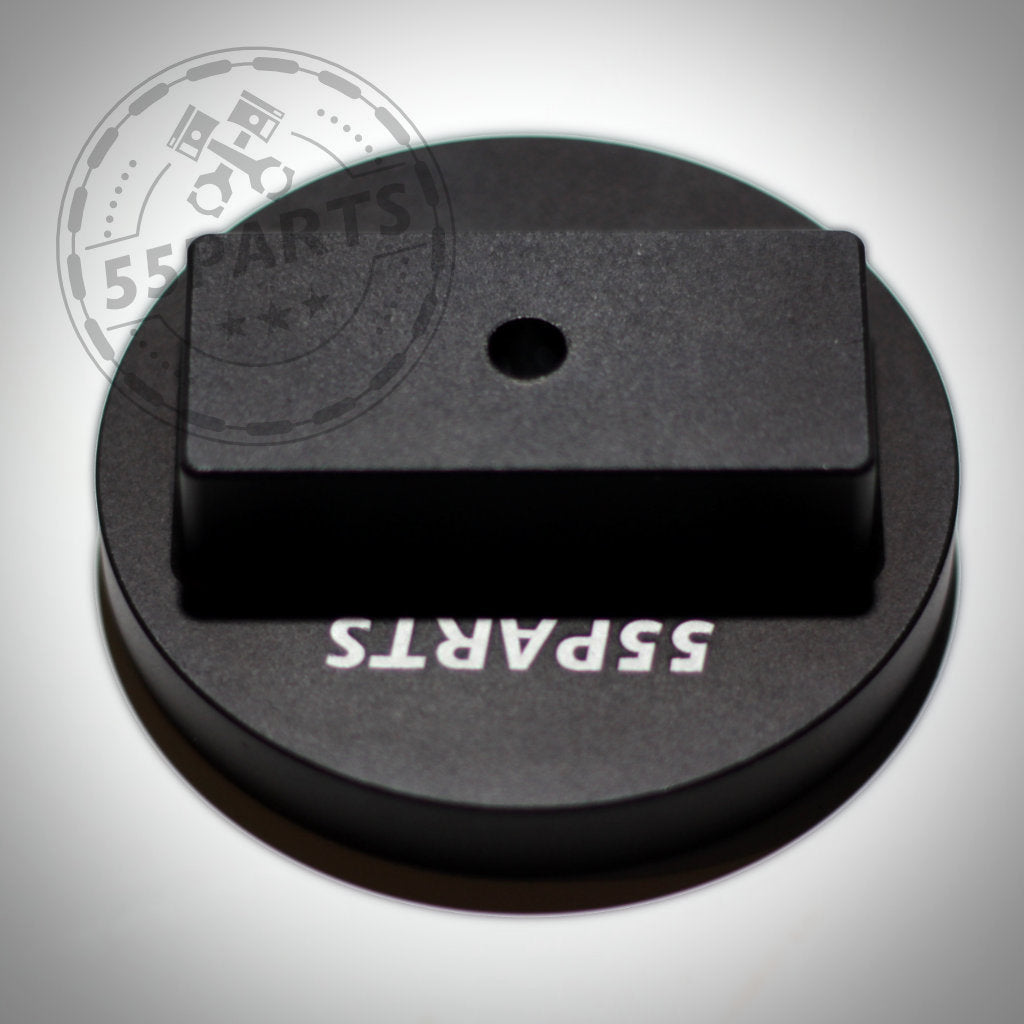 Jackpad Wagenheberadapter: Schwarzer runder Metall-Adapter mit BMW Schriftzug, zentralem Loch und rechteckigem Steg. CNC-gefräst – perfekte Aufbockhilfe passend für BMW.