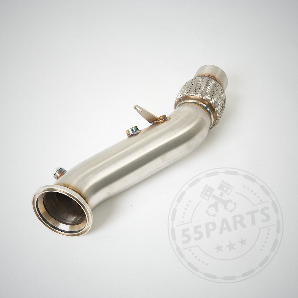 Die Catless Downpipe B48, passend für BMW 120/125i, 220/230i, 320/330i(x), 420/430i(x), 630i und 730i F-Serie – aus Edelstahl mit geschweißten Verbindungen und Sensorports auf hellem Hintergrund.