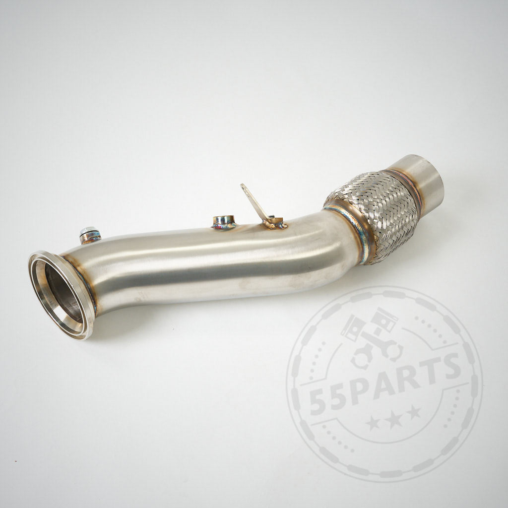 Catless katlose Downpipe B48 aus Edelstahl mit geschweißten Nähten und Flexstück, passend für BMW 120/125i, 220/230i, 320/330i(x), 420/430i(x), 630i, 730i F-Serie, vor schwarzem Hintergrund präsentiert.