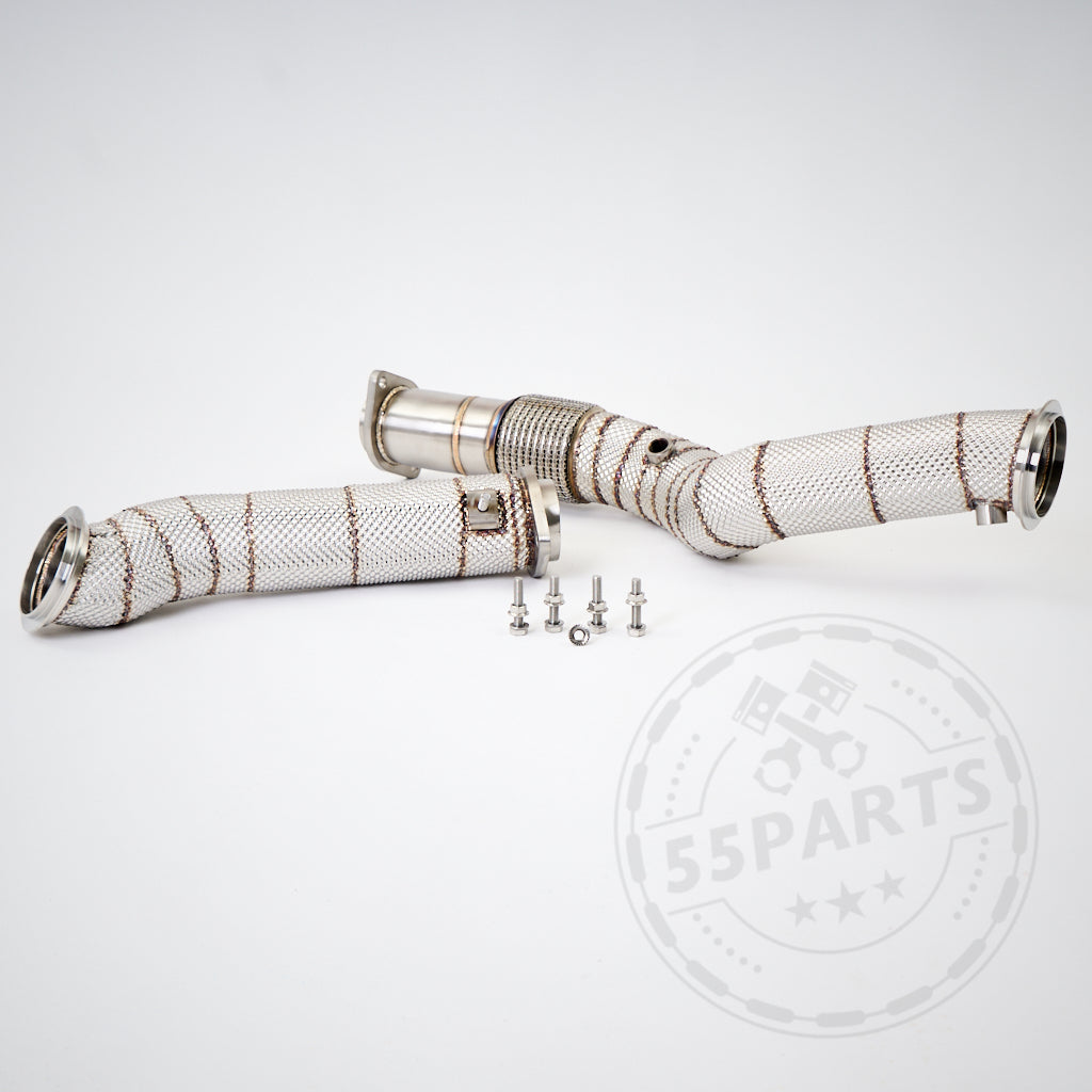 Zwei Katlose-Downpipes, kompatibel mit BMW G80 M3/G82 M4 S58, abgebildet mit Gitterabdeckungen und sechs kleinen Muttern – optionale Wärmedämmung. Ideal für den FBO-Einbau oder als Downpipe-Komponente. Mit 55Parts-Logo-Wasserzeichen.