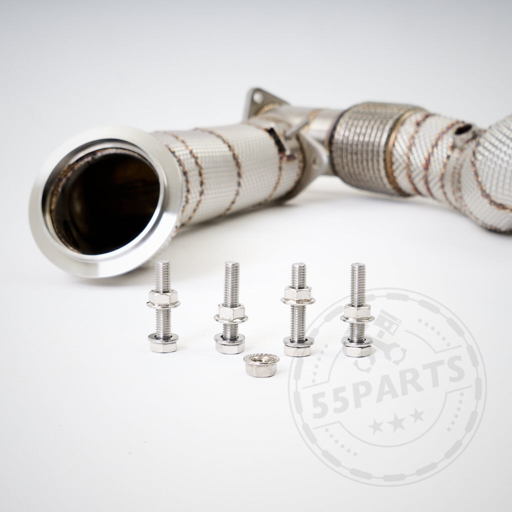 Auf einer weißen Fläche sind zwei 55Parts Katlose Katless Downpipes passend für BMW G80 M3/G82 M4 S58 und sechs Metallschrauben mit Unterlegscheiben abgebildet.