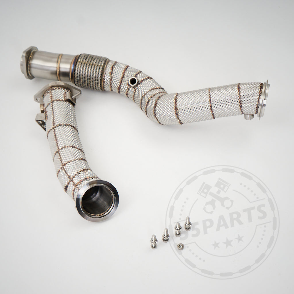 Zwei Katless Downpipes passend für BMW G80 M3/G82 M4 S58, optional mit Wärmedämmung, zzgl. sechs Schrauben, abgebildet auf weißem Hintergrund.