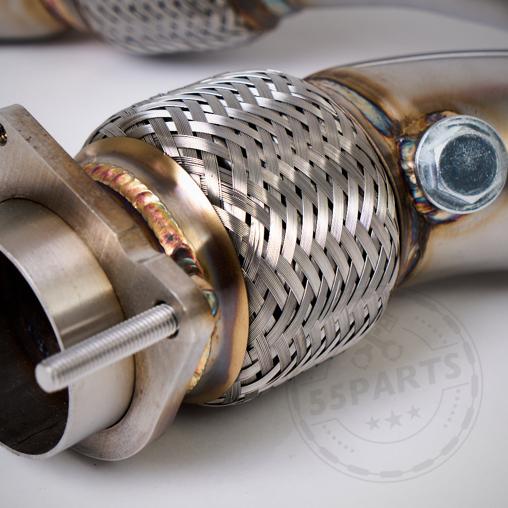 Nahaufnahme eines geflochtenen Flexrohrabschnitts an einem 55Parts Catless Downpipe passend für BMW M2 Competition-, M3- und M4 S55-Motoren, das zur Verbesserung der Abgasleistung von Autos entwickelt wurde.