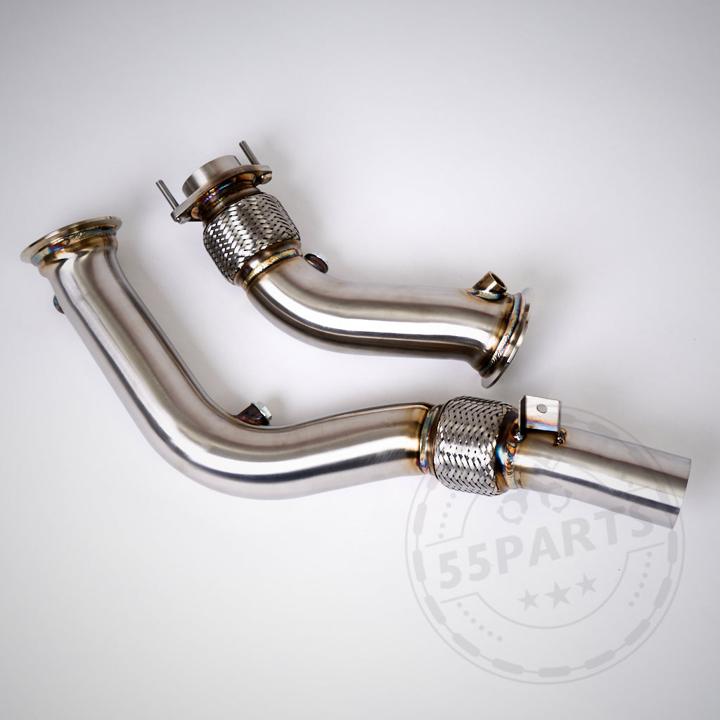 Die 55Parts Catless-Downpipes passend für BMW M2 Competition, M3 und M4 S55 werden mit Flexverbindungen und Flanschen auf weißem Hintergrund gezeigt, ideal für FBO-Automobil-Setups.
