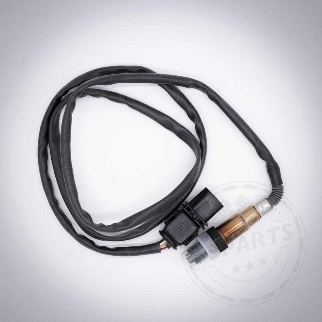 Eine 55Parts Lambdasonde Regelsonde passend für BMW 135i, 1er M Coupe, 335i(x) N54 mit schwarzem Kabelbaum, gewickelt auf hellem Untergrund.