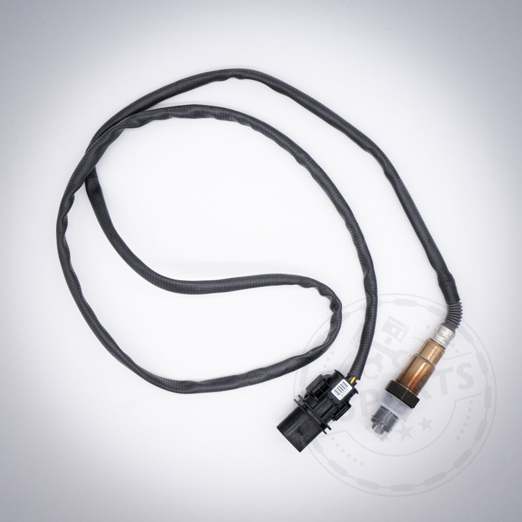 Lambdasonde(n) Regelsonde(n), passend für BMW 135i, 1er M Coupe, 335i(x) N54 Motor, mit angeschlossenem Kabel auf weißem Hintergrund.