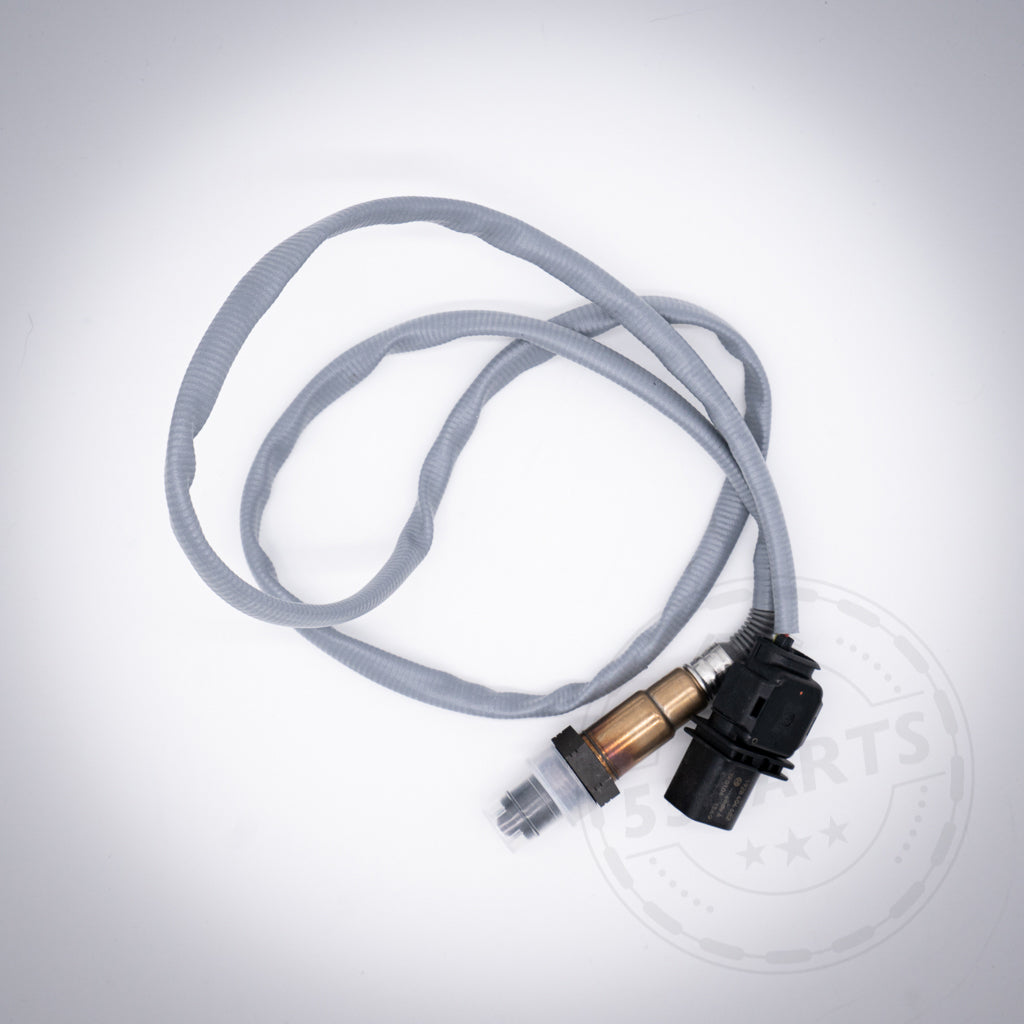 Lambdasonde(n) Regelsonde(n), passend für BMW 135i, 1er M Coupé und 335i(x) N54 Motor, bestehend aus einem grauen Sensorkabel mit Stecker und Schutzhülle, gewickelt auf weißem Untergrund.