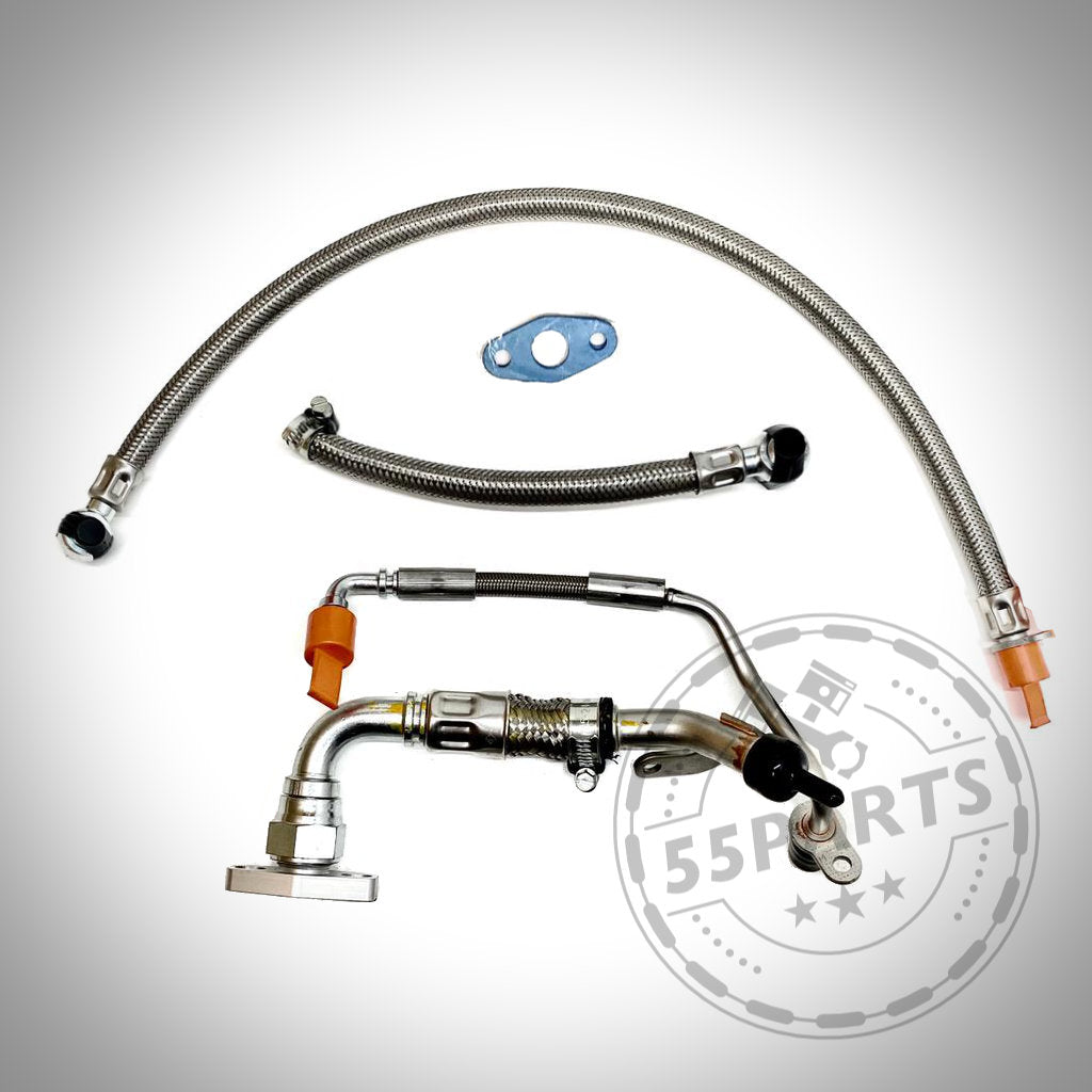 55Parts Garrett GTX30 Gen 2 Ölzufuhr- und Rücklaufleitungssatz mit Metallschläuchen, Anschlüssen und Montageplatte, kompatibel mit BMW (M)135i, M235i, 335i(x), 435i(x) N55; auf weißem Hintergrund dargestellt.
