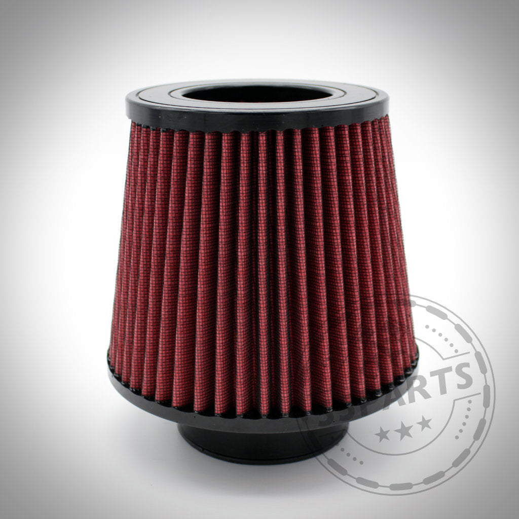 Ein roter, kegelförmiger 55Parts Offener Luftfilter/Dual Cone Intake passend für BMW 135i, 1er M Coupé und 335i(x) N54 mit schwarzen Gummikanten ersetzt das Airbox-System. Abgebildet auf weißem Hintergrund.
