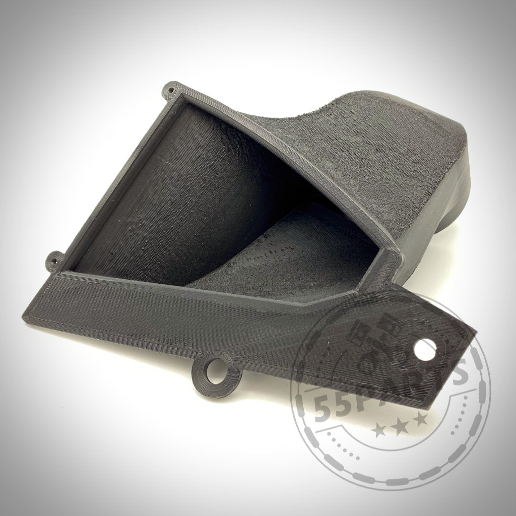 Exklusiver 3D-gedruckter Bremsbelüftungstrichter aus schwarzem Kunststoff mit Befestigungslöchern, entworfen für den BMW M2 N55 und ideal für den Einsatz auf der Rennstrecke, abgebildet auf weißem Hintergrund.