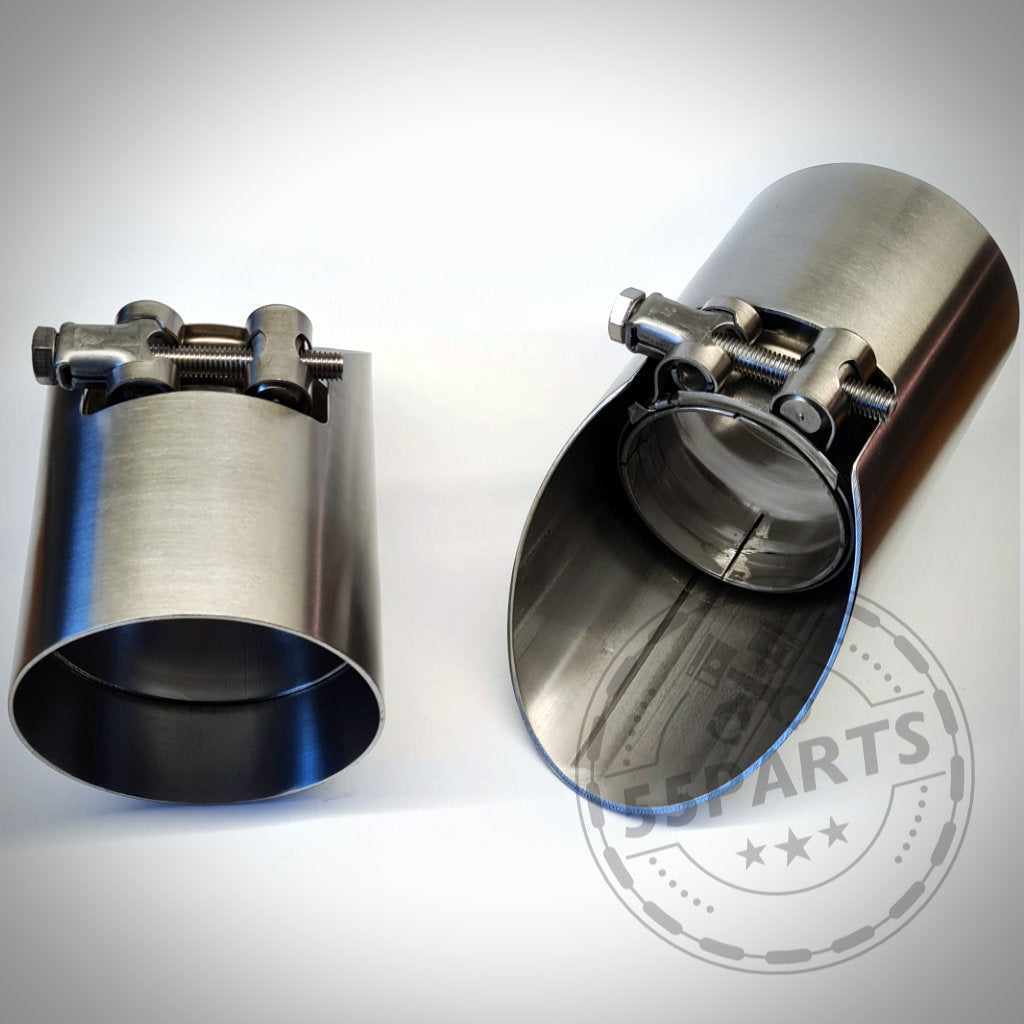 Zwei 55Parts Spezial Edelstahl-Endrohrblenden für F22, F23, F30-F36 x35i/x40i mit Klemmen, abgebildet auf weißem Untergrund mit dezentem Logo. Individualisieren Sie Ihre Auspuffblenden – handgefertigt in Deutschland.