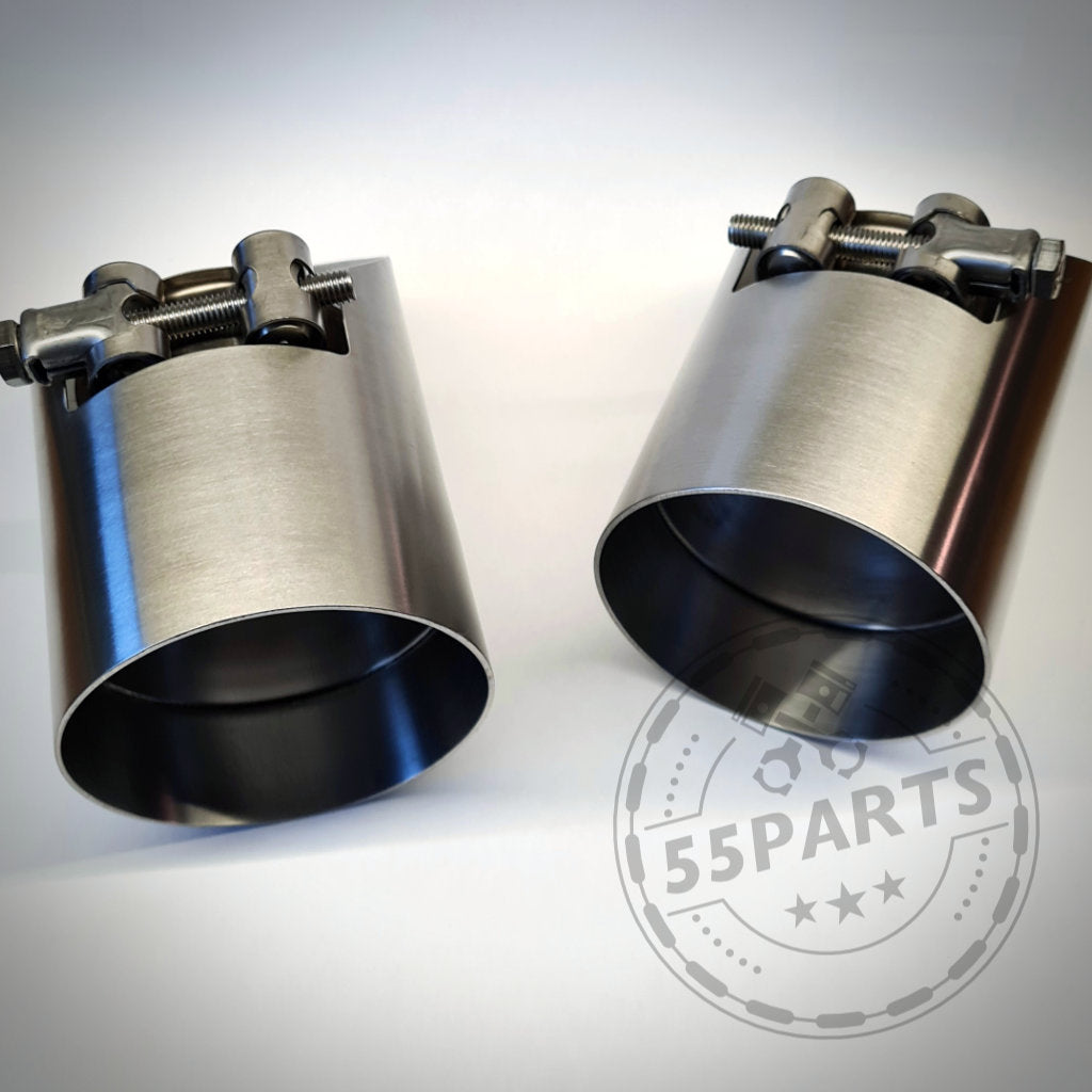 Zwei Edelstahl-Auspuffschellen mit Schrauben für 55Parts Special Endrohrblenden passend für F22, F23, F30-F36 x35i/x40i, abgebildet auf weißem Hintergrund mit einem 55Parts-Wasserzeichen.