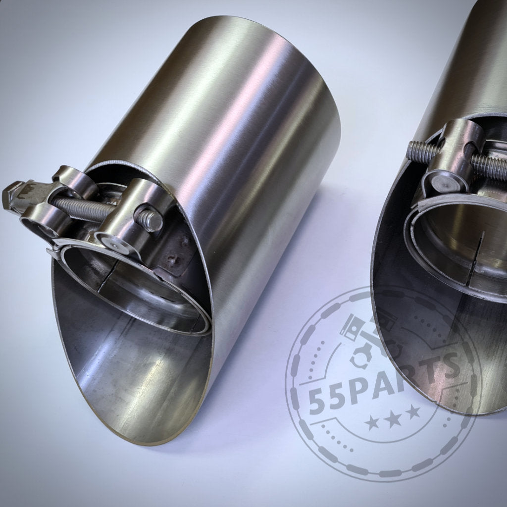 Zwei 55Parts Spezial-Endrohrblenden für F20/F21 M140i B58, aufrecht und abgewinkelt dargestellt, heben die interne Klemme hervor – ideal zum Aufrüsten Ihrer Abgasanlage oder zum Verbinden von Endrohren.