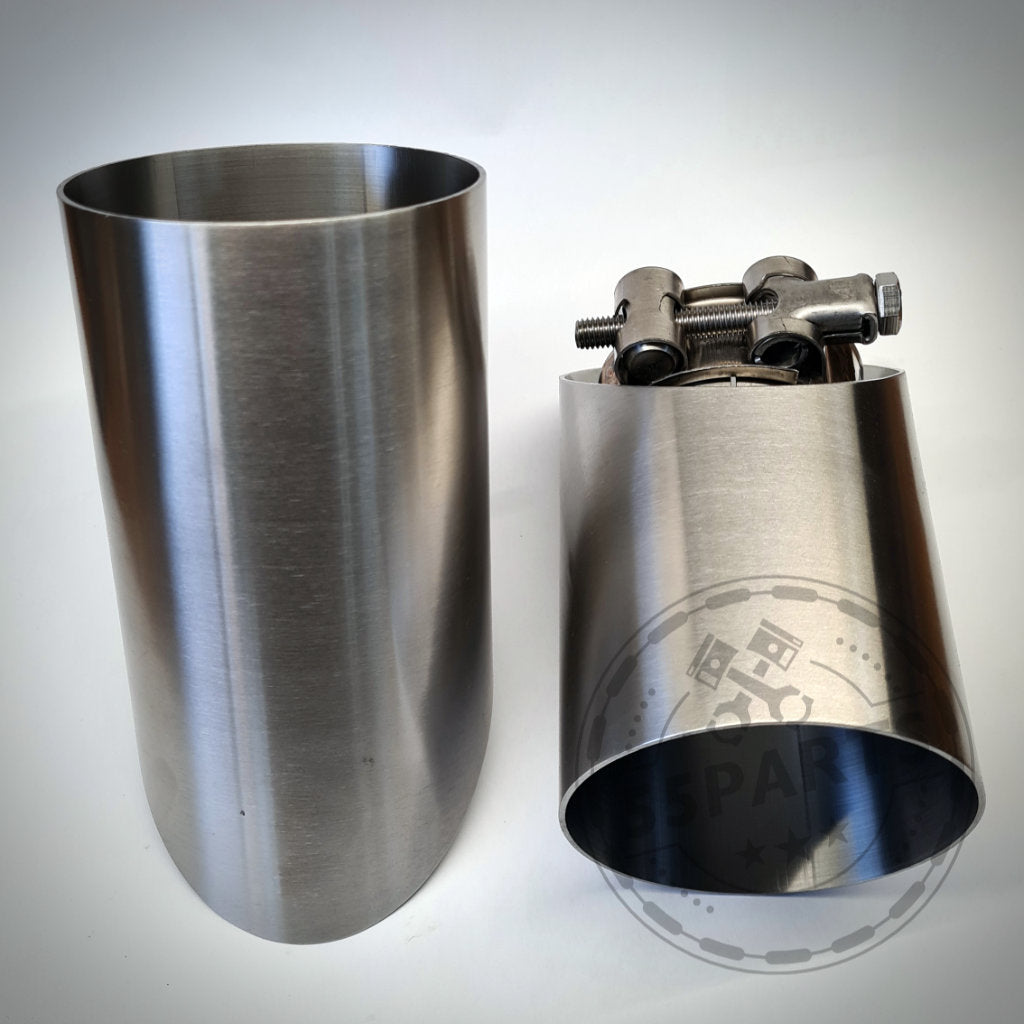 Zwei 55Parts Spezial-Endrohrblenden für F20/F21 M140i B58, aufrecht und abgewinkelt dargestellt, heben die interne Klemme hervor – ideal zum Aufrüsten Ihrer Abgasanlage oder zum Verbinden von Endrohren.