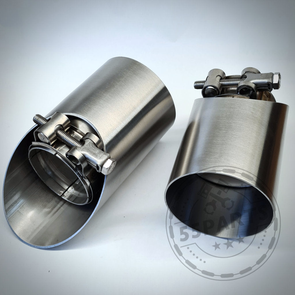 Zwei 55Parts Special Endrohrblenden passend für F20/F21 M140i B58 mit Klemmen auf weißem Hintergrund.