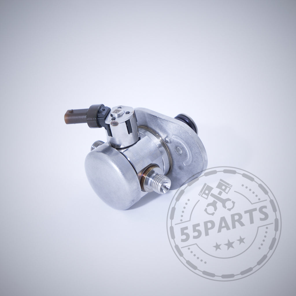 Nahaufnahme eines Bosch Supra B58TU Hochdruckpumpen-Upgrades für die BMW M140i, M240i, M340i, 440i, 540i, 640i und 840i B58 F-Serie auf einer hellen Oberfläche mit einem 55Parts-Logo-Wasserzeichen in der Ecke.