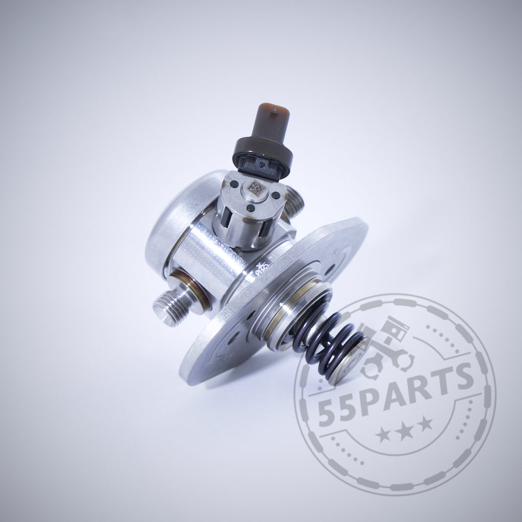 Nahaufnahme eines Bosch Supra B58TU Hochdruckpumpen-Upgrades für die BMW M140i, M240i, M340i, 440i, 540i, 640i und 840i B58 F-Serie auf einer hellen Oberfläche mit einem 55Parts-Logo-Wasserzeichen in der Ecke.