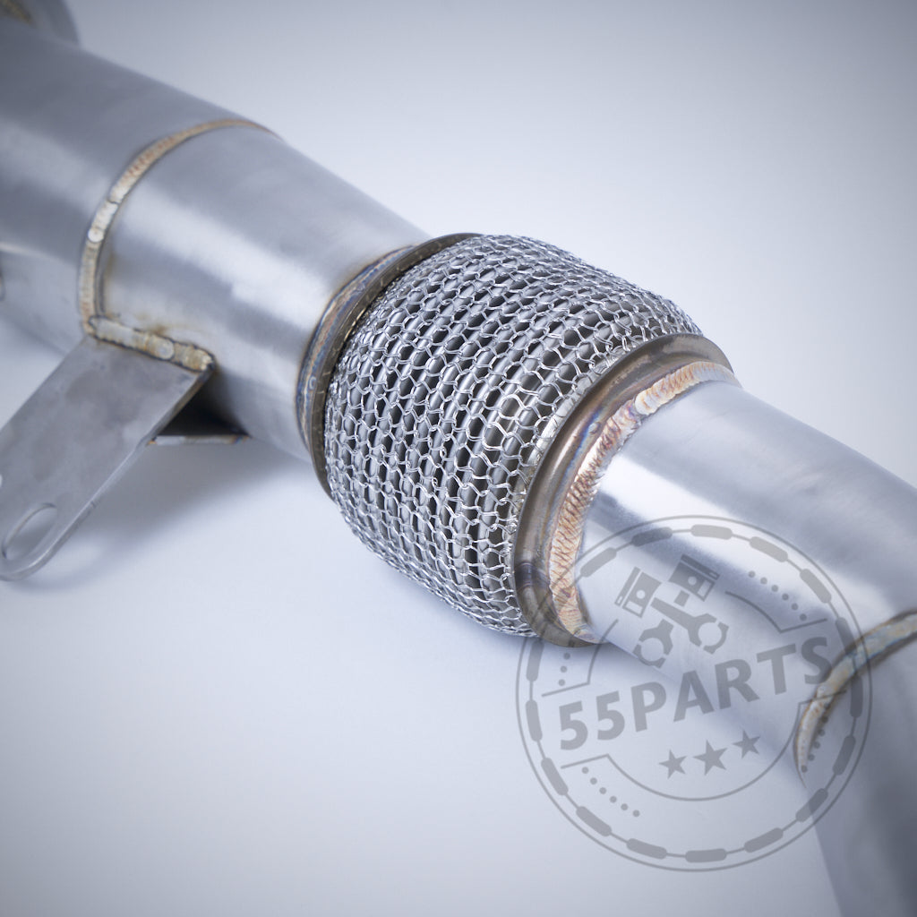 Nahaufnahme der Katlose Catless Downpipe B58, entwickelt für die BMW M140i, 240i, 340i, 440i, 540i, 640i, 740i, X3 und X4 F- und G-Serie Modelle. Mit Mesh-Flexgelenk und sichtbarem 55Parts-Logo-Wasserzeichen.