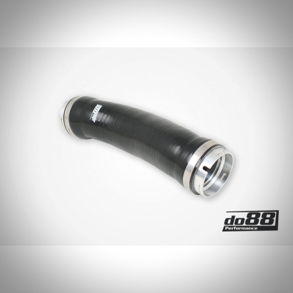 Auf hellem Hintergrund ist ein schwarzer do88 Boostpipe Outlet mit Metallenden, entworfen passend für BMW M135i, M235i, M2, 435i, 335i inkl. X-Drive N55 F-Serie (inklusive Gutachten), abgebildet.