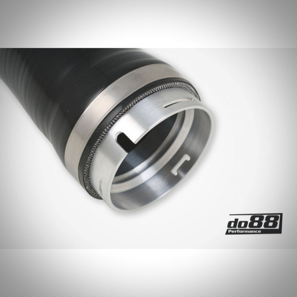 Nahaufnahme eines do88 Boostpipe Outlets passend für BMW M135i, M235i, M2, 435i, 335i inkl. X-Drive N55 F-Serie inklusive Gutachten, mit do88-Logo und robustem Metalldesign.