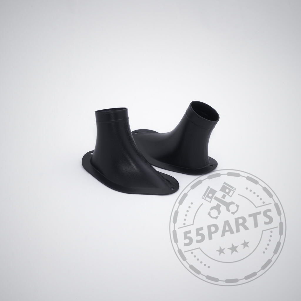 Zwei schwarze BMW Motorsport M2 CS Racing-Lufteinlässe aus Kunststoff passend für BMW M2 CS/M2 Competition mit ausgestelltem Sockel, abgebildet auf einem schlichten hellen Hintergrund mit einem BMW Motorsport-Wasserzeichen.