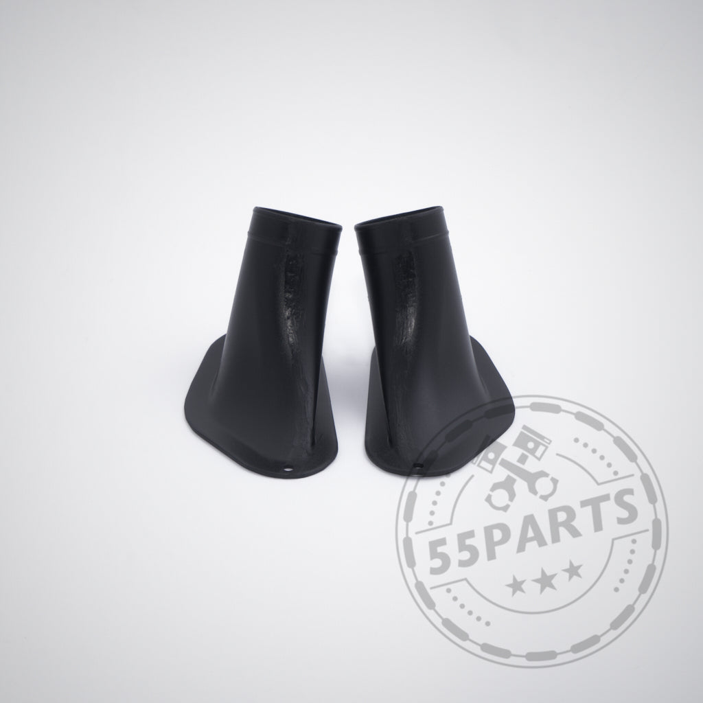 Zwei schwarze BMW Motorsport M2 CS Racing-Lufteinlässe passend für BMW M2 CS und M2 Competition stehen aufrecht auf einem weißen Hintergrund mit einem 55Parts-Wasserzeichen, ideal zur Belüftung bei BMW Motorsport- oder Rennstreckenanwendungen.
