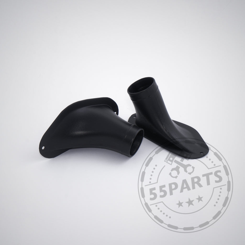 Zwei schwarze, gebogene BMW Motorsport M2 CS Racing Lufteinlässe aus Kunststoff passend für BMW M2 CS und M2 Competition, abgebildet auf weißem Hintergrund mit dem Wasserzeichen „55Parts“. Perfekt für Enthusiasten, die eine verbesserte Belüftung wünschen.