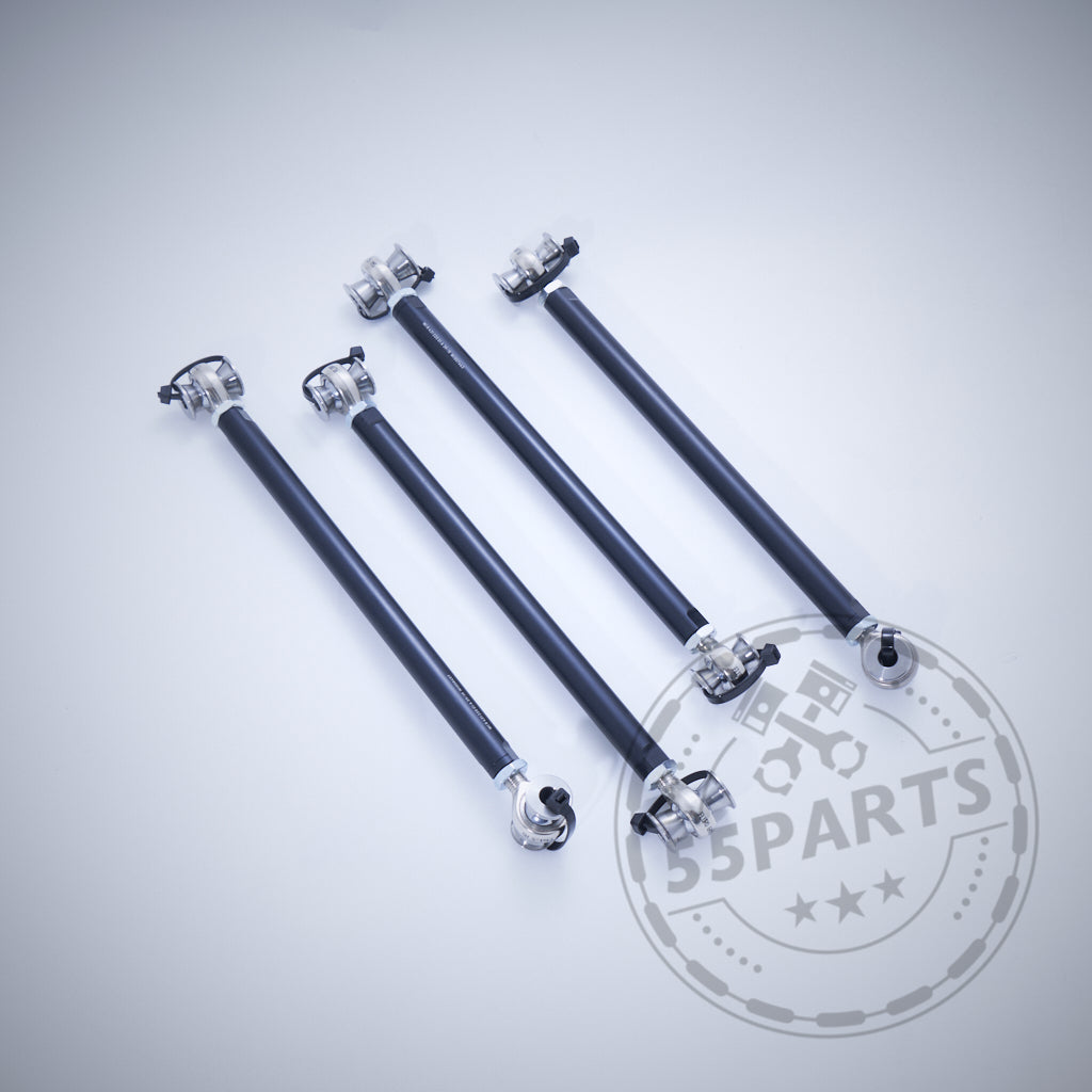 Vier schwarze BMW Motorsport GT4 Uniball Spurlenker Querlenker passend für BMW F8x/G8x M2, M2c, M3, M4 sind parallel auf einem hellen Hintergrund mit silbernen Gelenken und einem verblassten Logo-Wasserzeichen angeordnet.